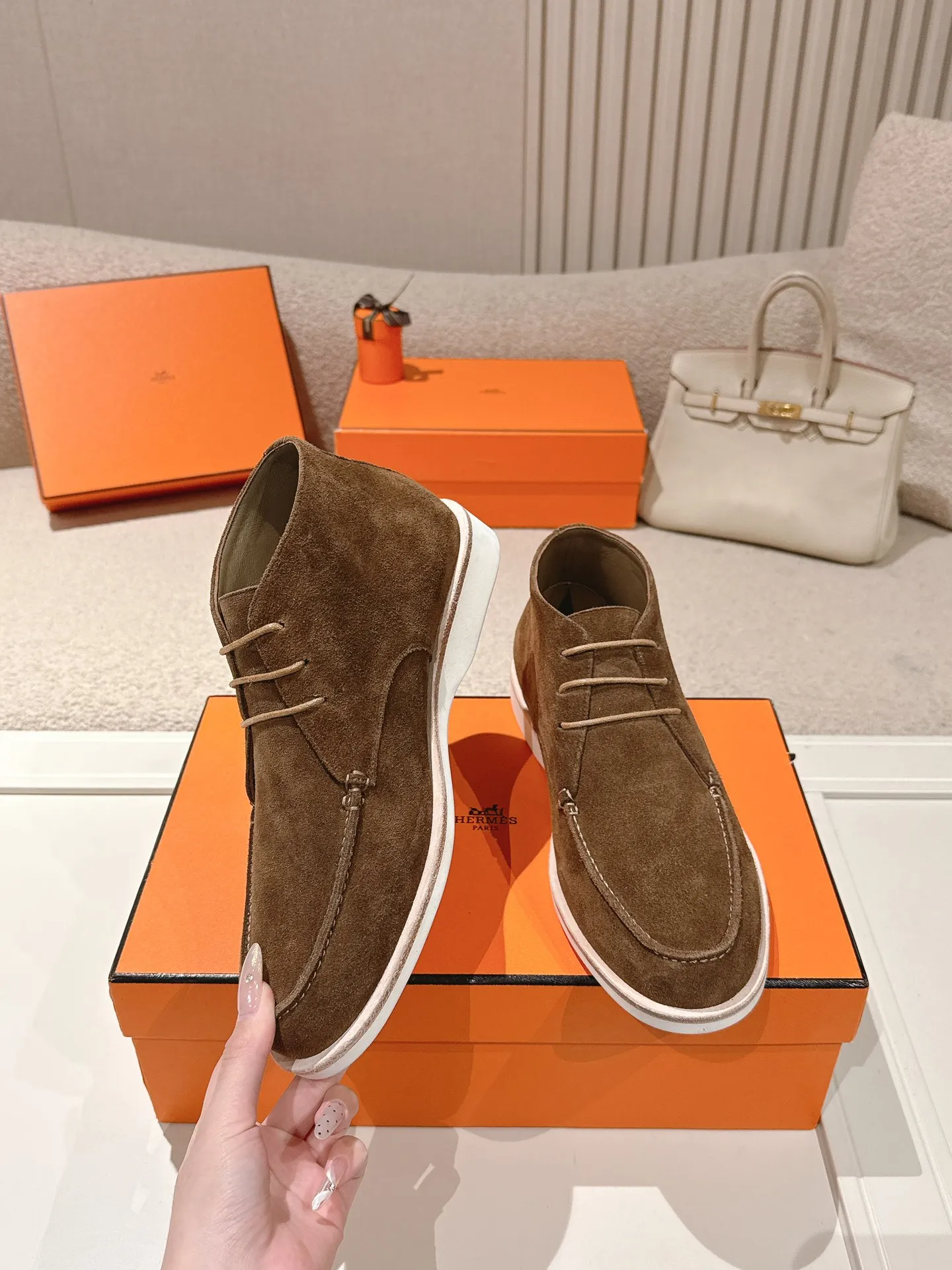 Men's Men's Shoes 660💰 Hermes men's size #26ss calfskin derby shoes, decorated with signature "H Diamant" details for a stylish and casual style. Fabric: Cow suede Lining: Mixed sheep lining Outsole: Genuine leather welt + original TPU Bottom thickness: 3CM Code number: 39-45 (customized at 46.47)